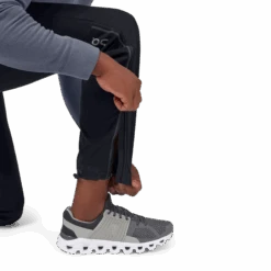 On Running Men's Track Pant - Black (166.00335) -Sports Equipment SS21TrackPantsBlackMPackShot9